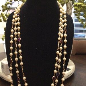 The strand  faux pearl necklace with colorful stone on goldtone. Great shape